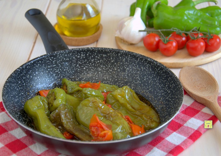 peperoni friggitelli in padella con pomodoro