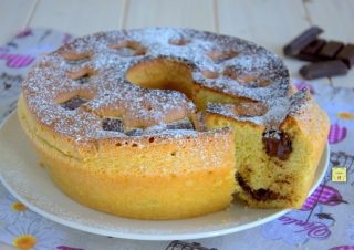 ciambella con tavoletta di cioccolato