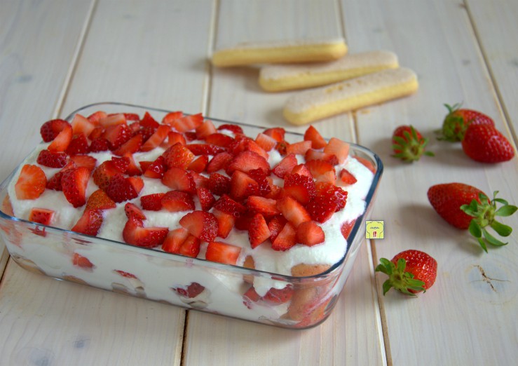 dolce di fragole e ricotta senza cottura