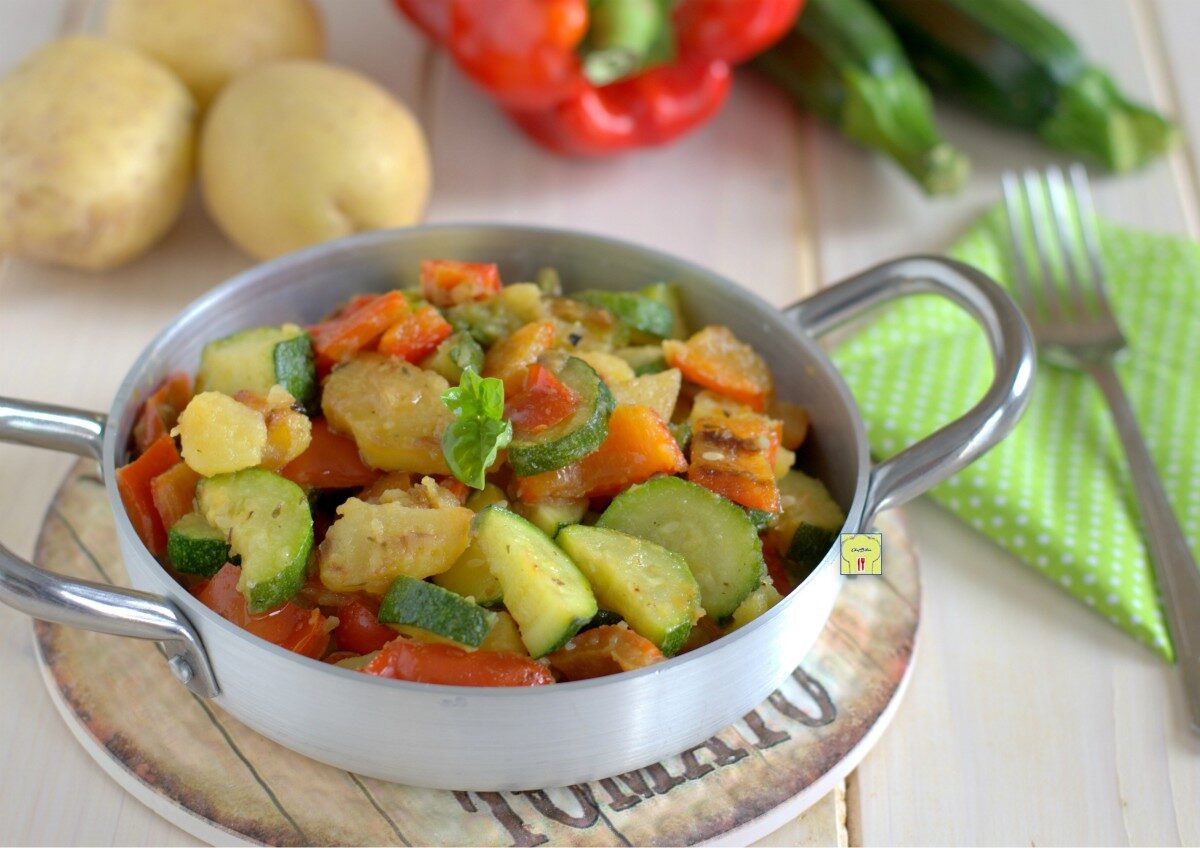 Zucchine patate e peperoni in padella