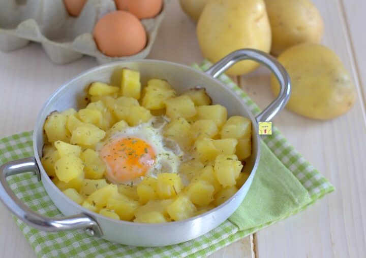uova e patate in padella uova e patate in padella