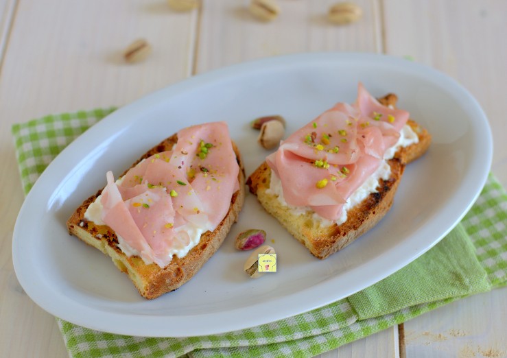 Bruschette crema di Burrata e Mortadella sfiziosissimi antipasti