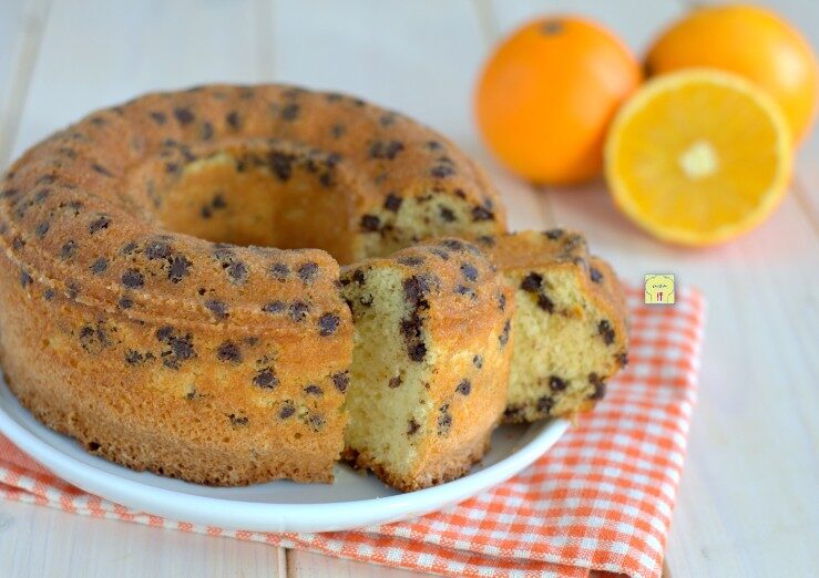 Ciambella arancia e gocce di cioccolato