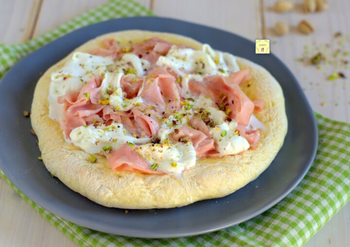 pizza mortadella burrata e pistacchi