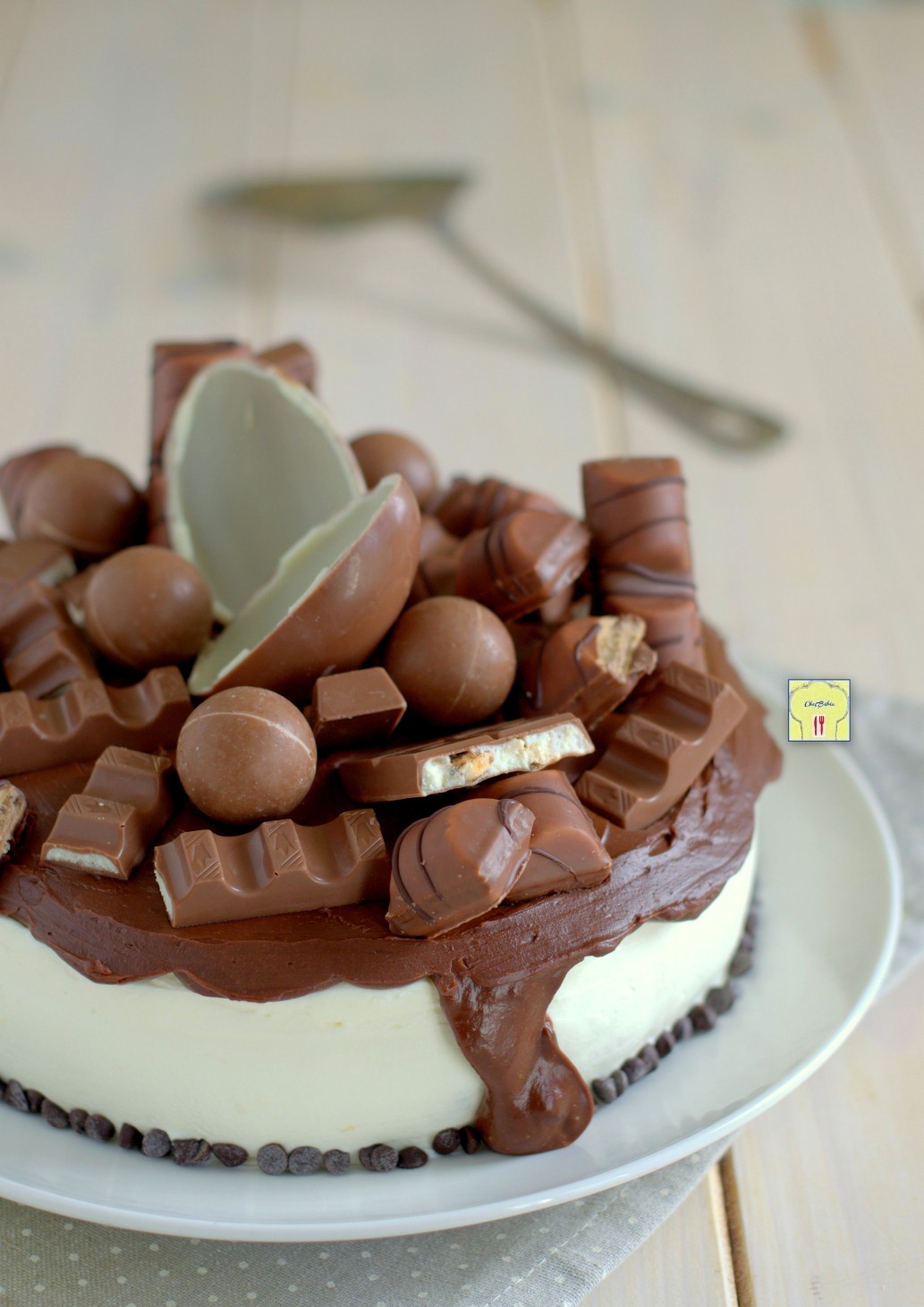 Torta kinder di Compleanno irresistibile torta decorata con cioccolatini