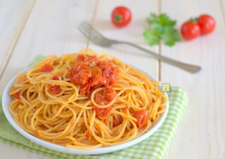 spaghetti con pomodori alla contadina