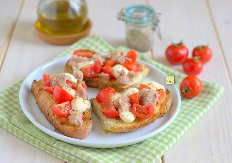 bruschette caprese al tonno