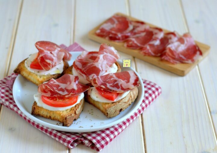 crostoni pomodori mozzarella e capocollo