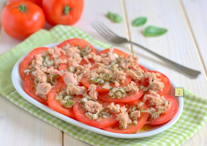 insalata sfiziosa di pomodori e tonno