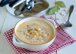 zuppa di fagioli in pentola a pressione
