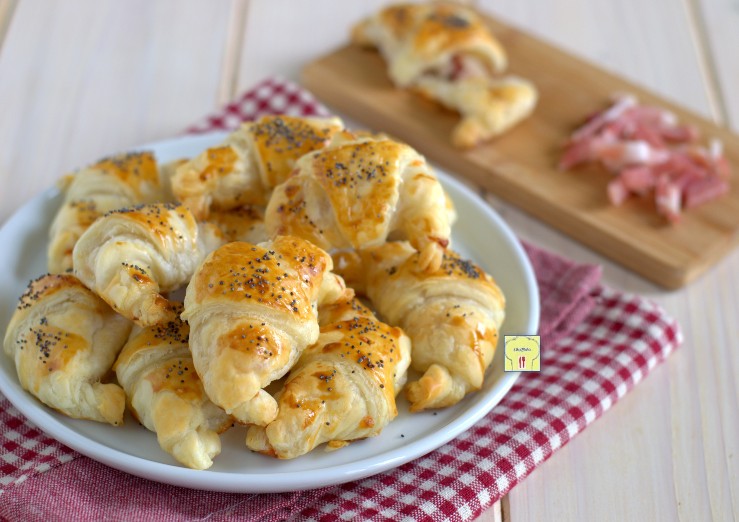 cornetti di sfoglia speck e mozzarella