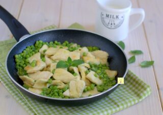 straccetti di pollo e piselli