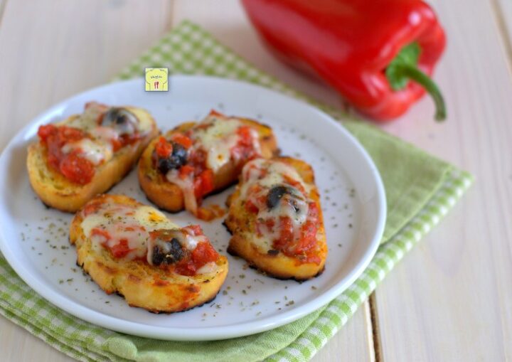 bruschette peperoni e mozzarella
