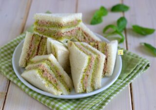 tramezzini con tonno e pesto