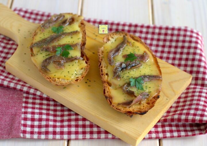bruschette scamorza e acciughe
