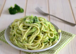 bucatini con broccoli e pecorino