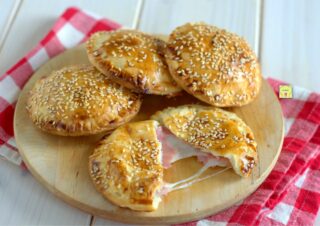 fagottini di brisé prosciutto e formaggio (2020_10_02 16_20_47 UTC)