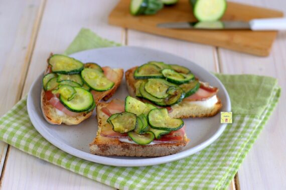 Bruschette zucchine e pancetta