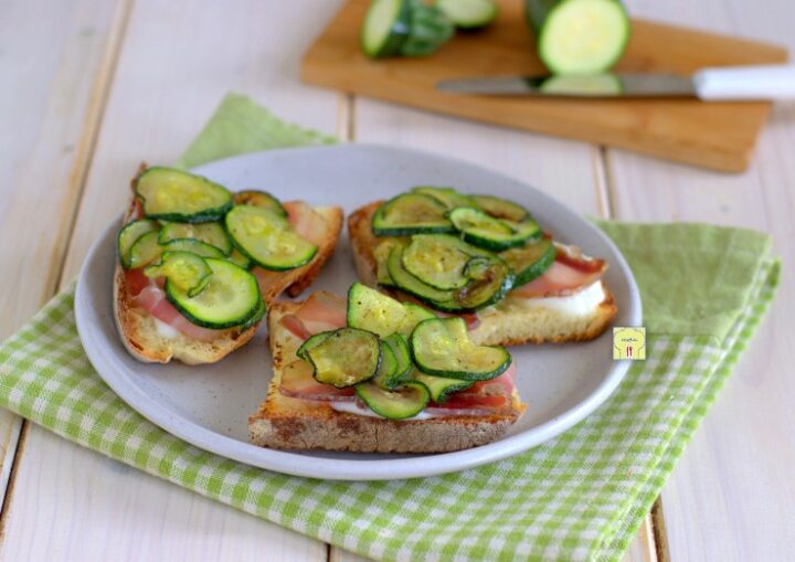 bruschette zucchine e pancetta