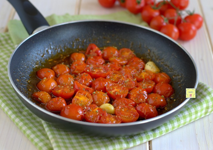 pomodorini caramellati in padella