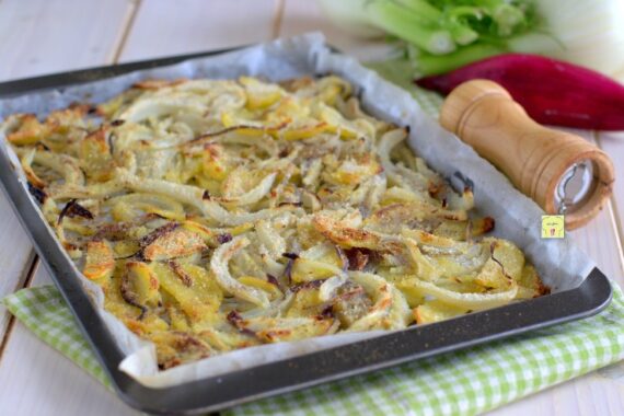 Finocchi patate e cipolle al forno