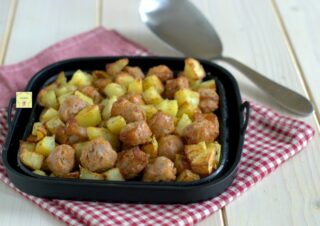 salsiccia e patate in friggitrice ad aria