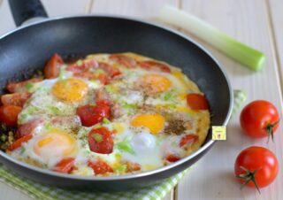 uova pomodori e formaggio