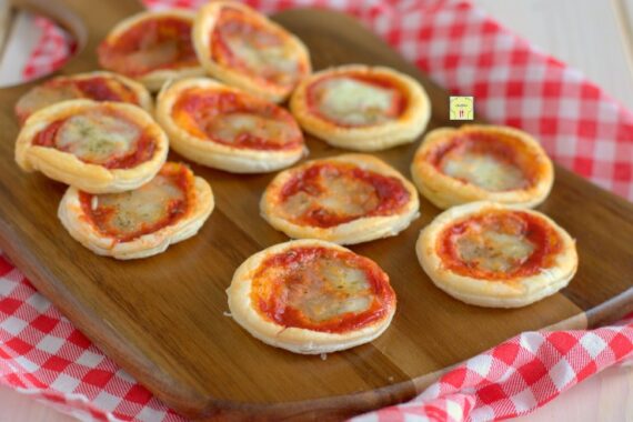 Pizzette di pasta sfoglia in friggitrice ad aria