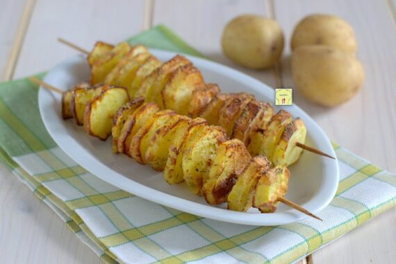 Spiedini di patate in friggitrice ad aria