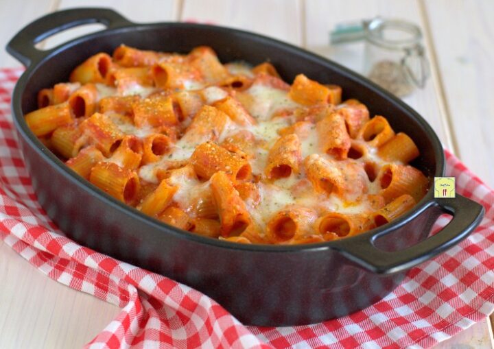 Pasta al forno alla Pizzaiola primo piatto semplice e facilissimo