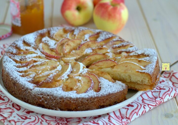 torta versata mele e marmellata