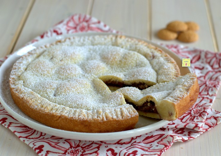 crostata ripiena di marmellata e amaretti