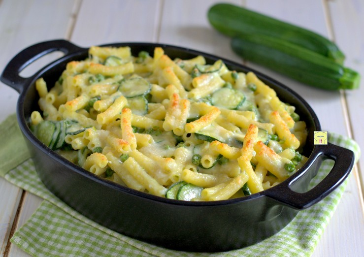 pasta al forno con zucchine e piselli