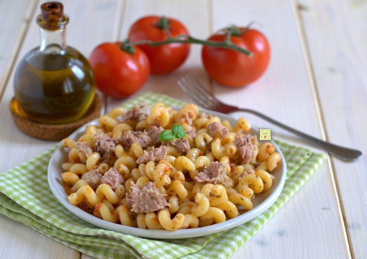 crudaiola con pesto di pomodori e tonno