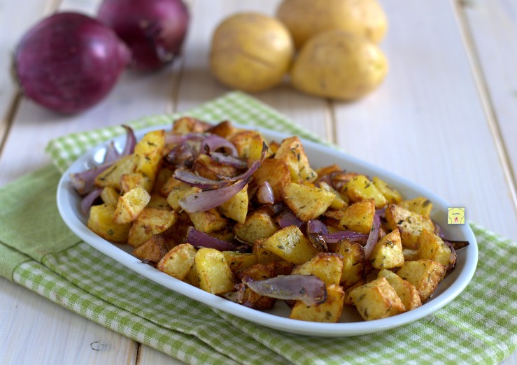 patate e cipolle rosse in friggitrice ad aria
