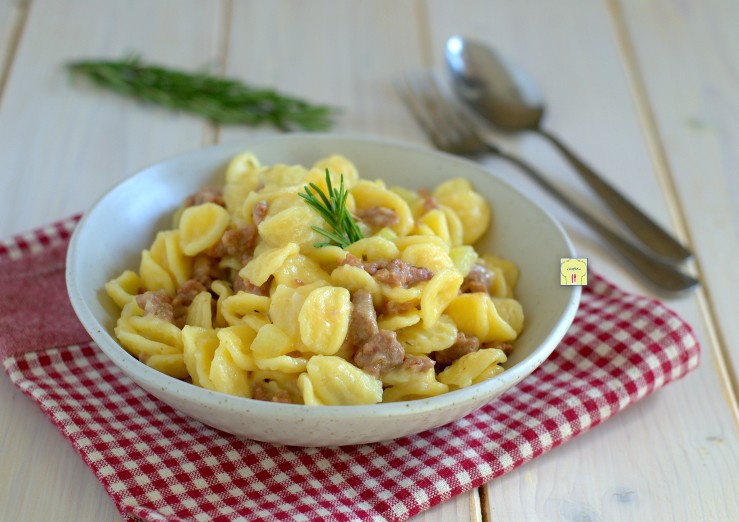 orecchiette con crema di patate salsiccia e rosmarino