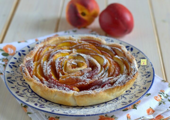 torta rosa di sfoglia alle pesche