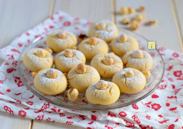 biscotti alla crema bianca e nocciole
