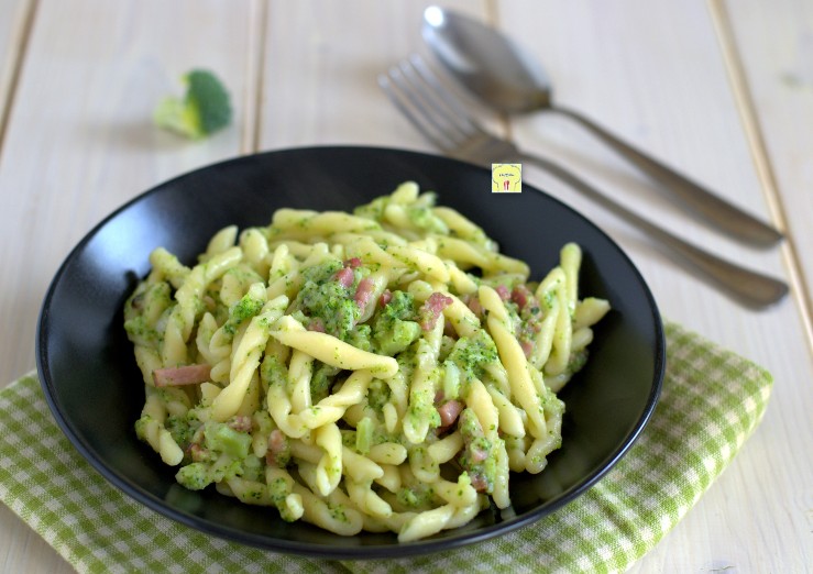 strozzapreti broccoli e speck croccante