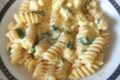 Pasta alla ricotta cremosa con uova e basilico