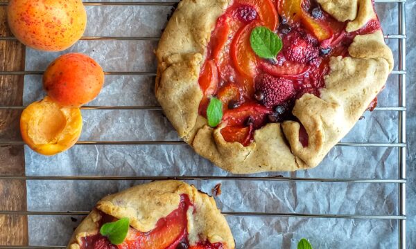 Galette al limone con pesche albicocche e frutti di bosco