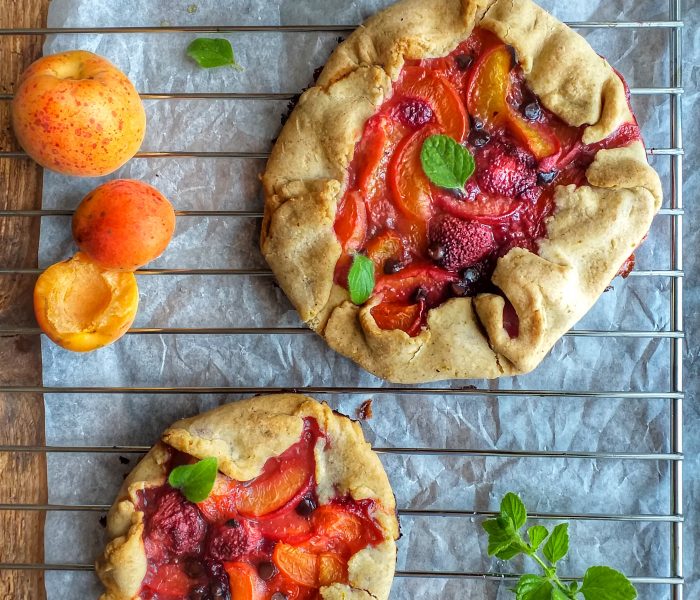 Galette al limone con pesche albicocche e frutti di bosco