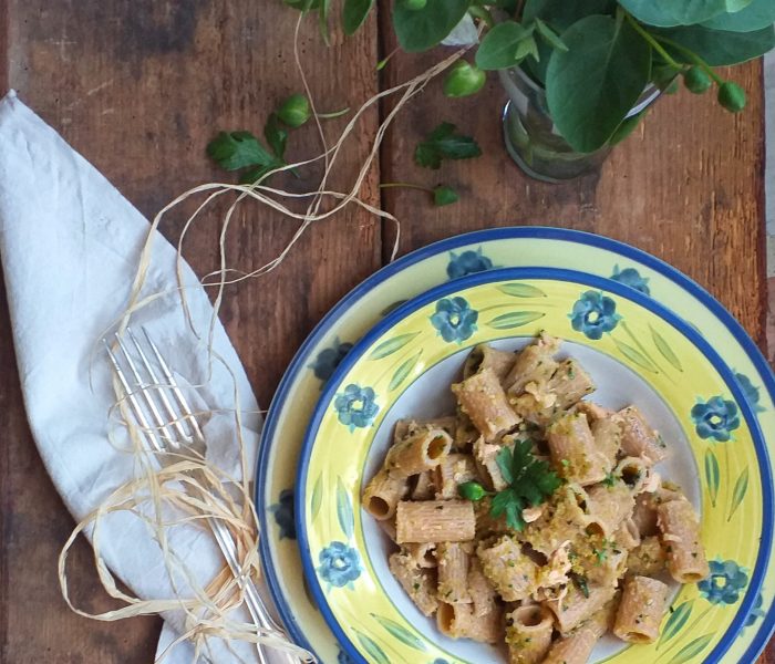 Pasta al tonno con pangrattato alle erbe aromatiche