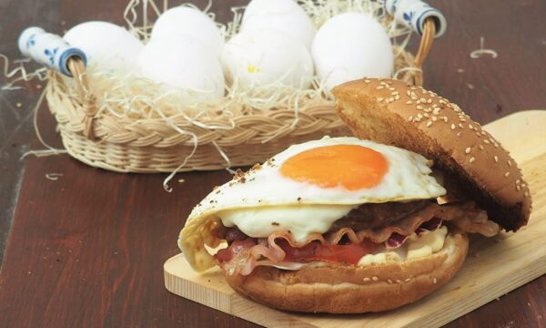 Mega hamburger con uovo e bacon
