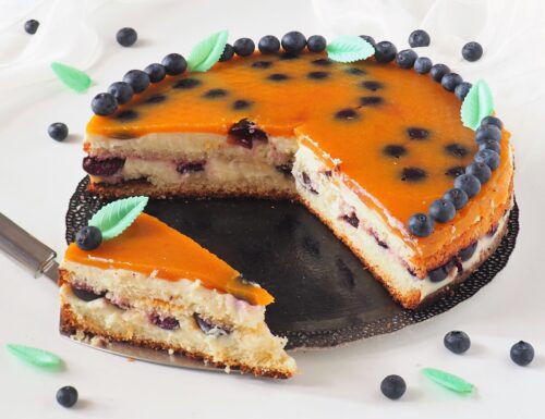 Cheesecake rovesciata con crema pasticcera, ciliegie e gelatina di pesche