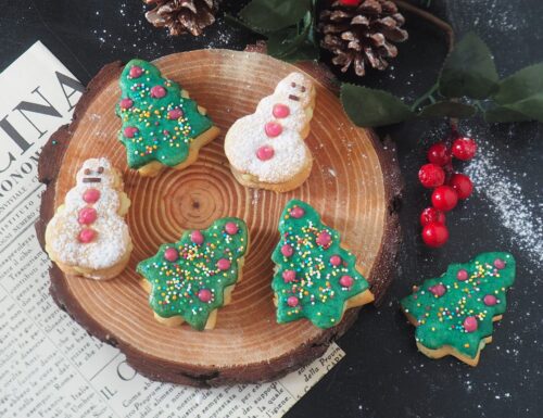 Biscotti di Natale con frolla arancia e cannella farciti con crema pasticcera