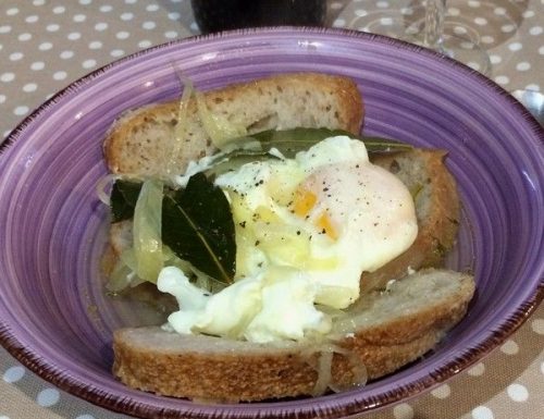Pane cotto: cipolla, alloro e uova per un piatto povero
