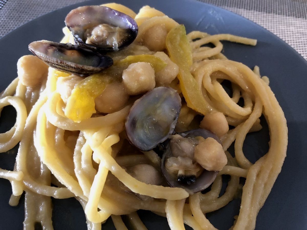 Spaghetti con ceci, vongole e pomodorini gialli Cilentani ai Fornelli