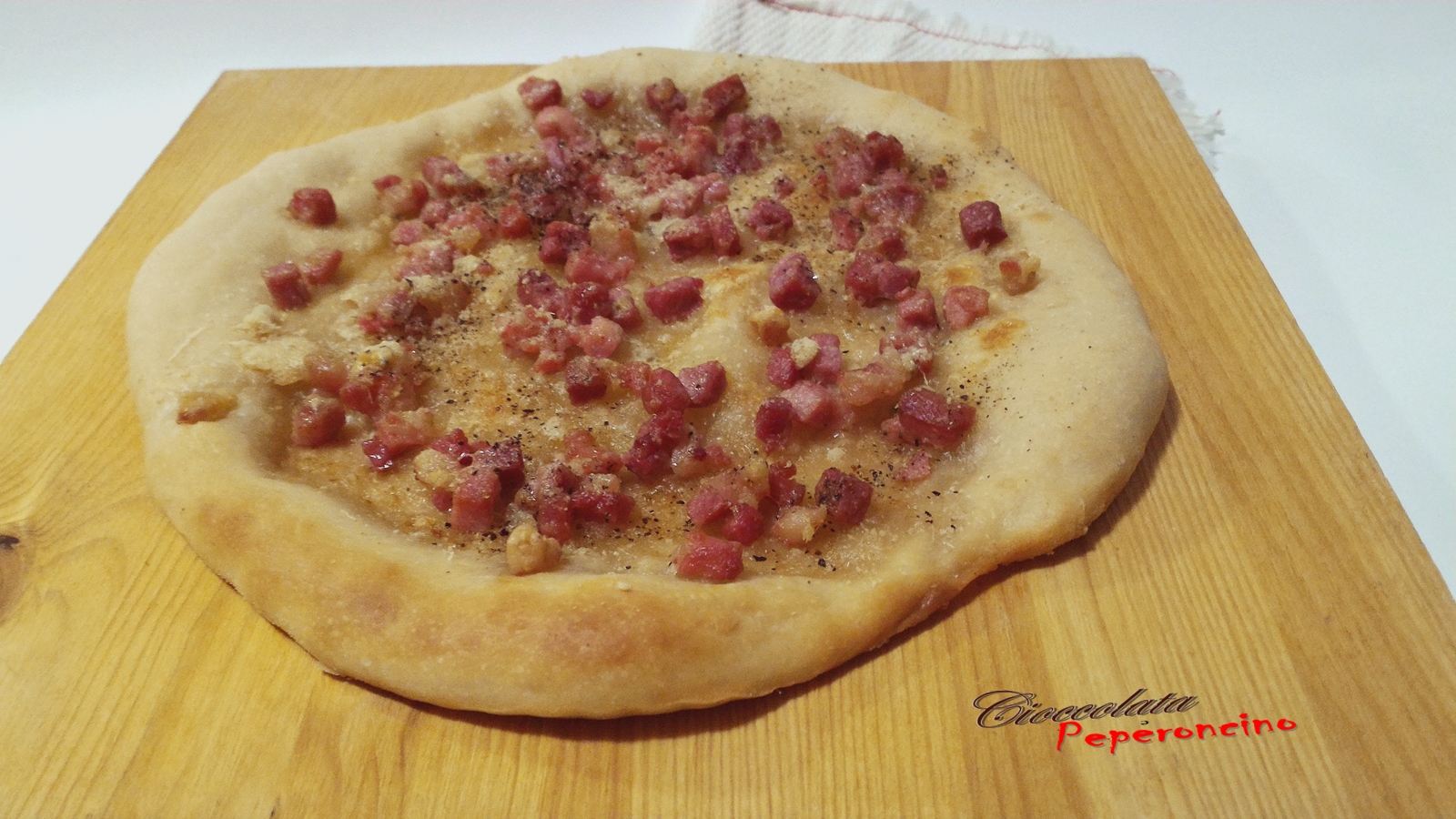 Pizza con pancetta e parmigiano Ricetta per una pizza ricca e gustosa