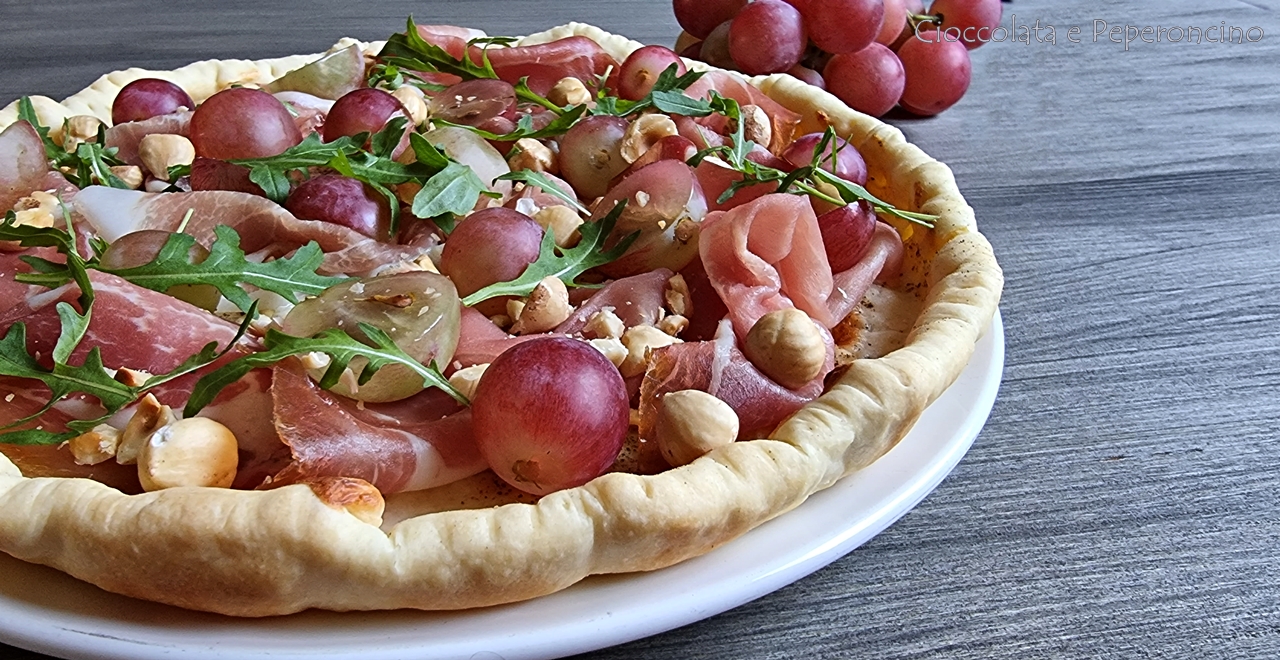 Crostata salata prosciutto, gorgonzola e uva